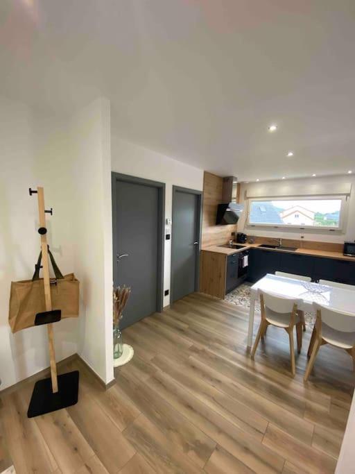 Appartement Climatise Charmes  エクステリア 写真