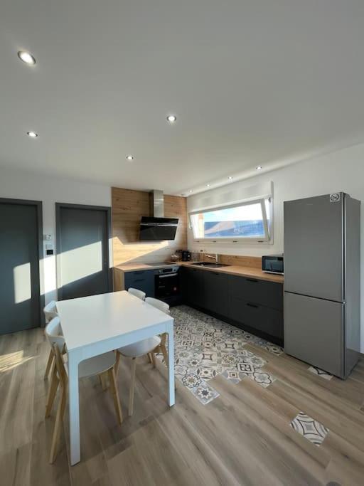 Appartement Climatise Charmes  エクステリア 写真