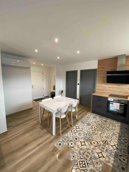 Appartement Climatise Charmes  エクステリア 写真