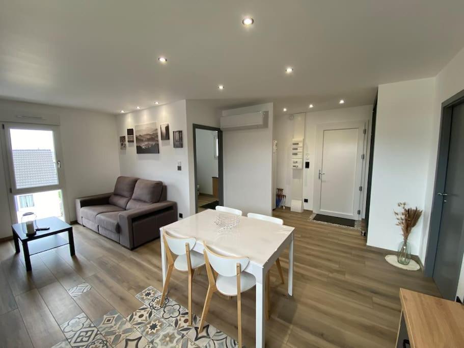 Appartement Climatise Charmes  エクステリア 写真